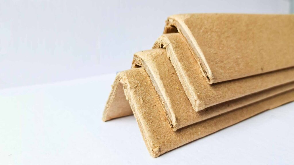 Esquinero de cartón apilados en cuatro